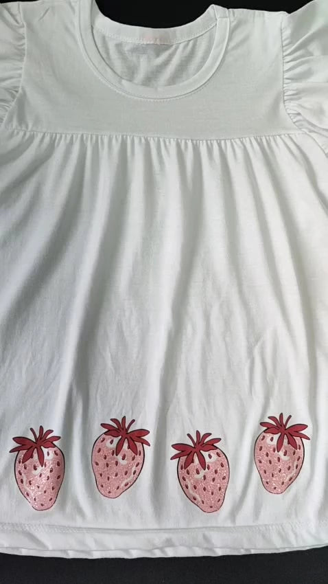 Conjunto Infantil Blusa Meia Malha com Estampa de Morangos e Shorts Moletinho